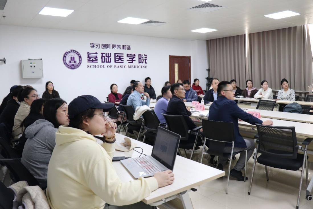 会议室里的人们AI 生成的内容可能不正确。